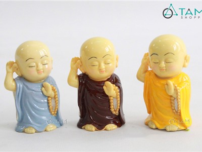 Tượng chú tiểu đeo chuỗi hạt